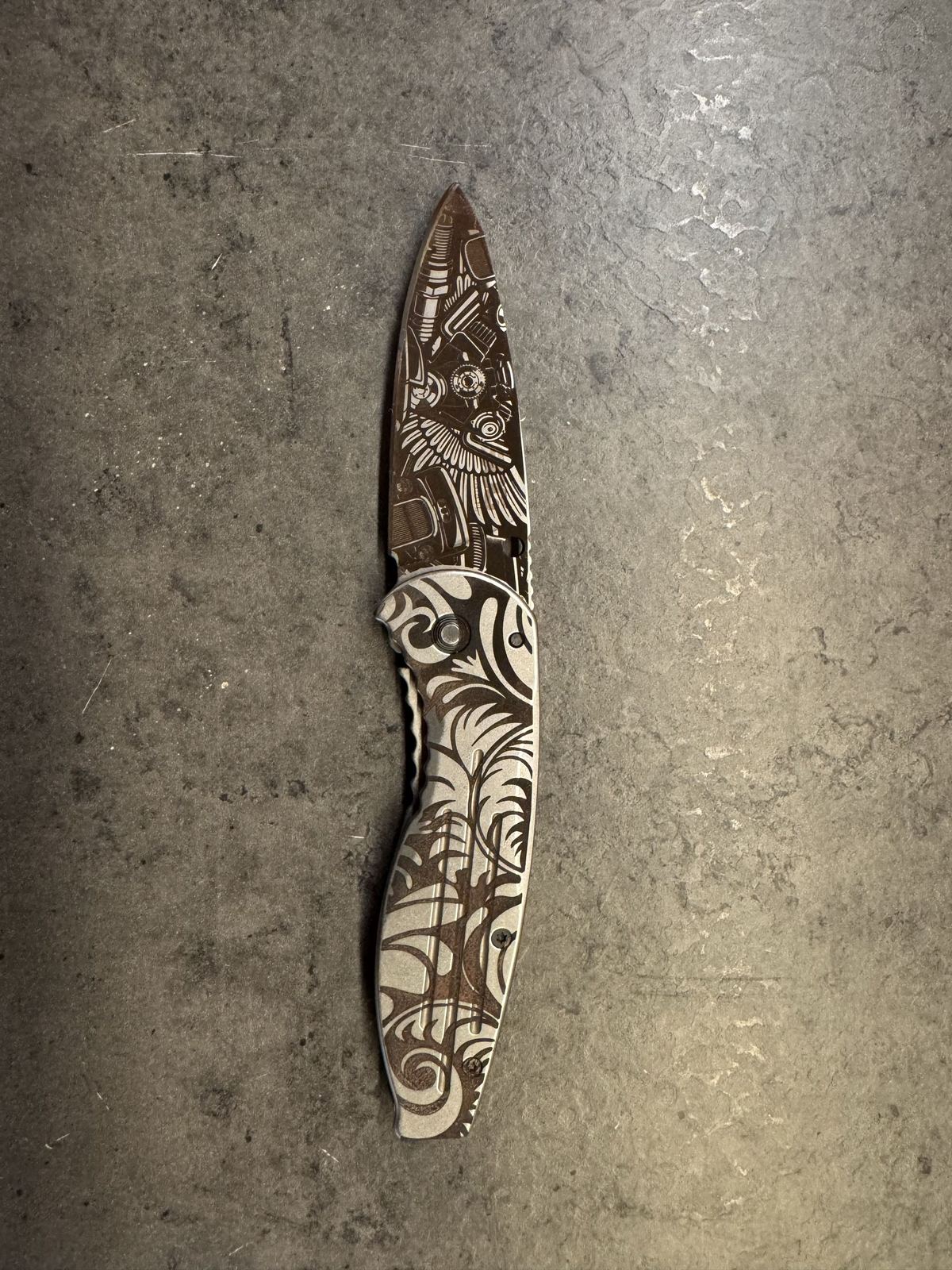 Fiberlasergravert foldekniv med steampunk-motiv